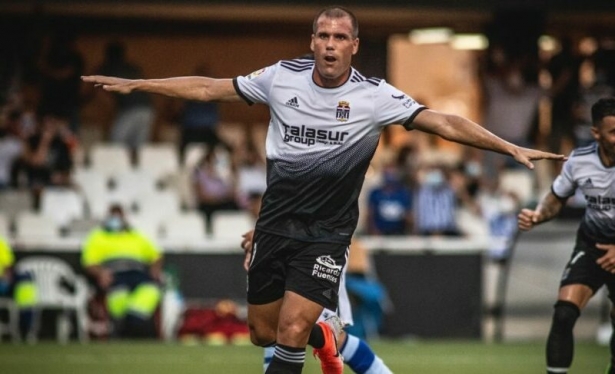Ortuño celebra un gol con la camiseta del Cartagena (FC CARTAGENA)