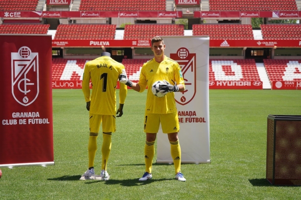Raúl Fernández, el día de su presentación con el Granada (JOSÉ VELASCO / GRJ)
