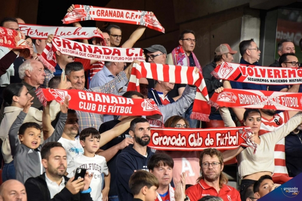 Afición del Granada en el partido ante el Huesca en `Los Cármenes` (JOSÉ M. BALDOMERO)