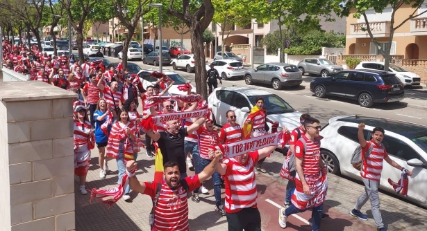 `Caravana` de aficionados rojiblancos en Mallorca la temporada pasada (FRAN CALVO)