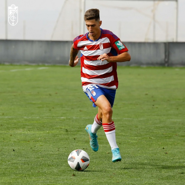 Da Costa avanza con el balón (GRANADA CF)