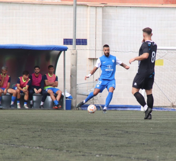 Joselu acude a presionar a un jugador malagueño (EL PALO FC) 