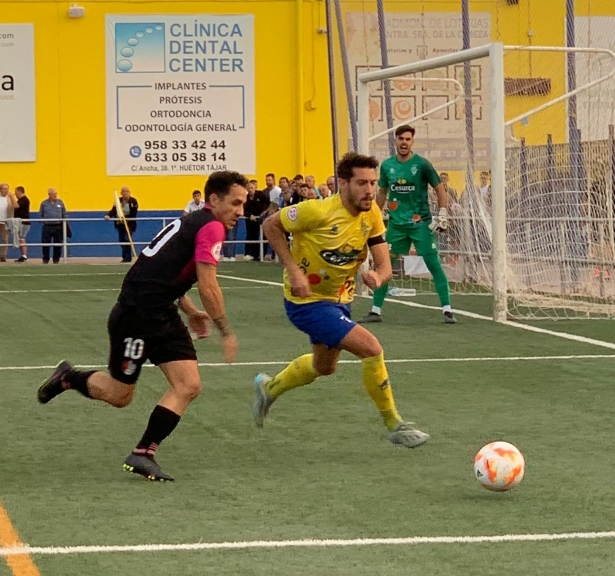 Imagen de un lance del partido entre el Huétor Tájar y el Arenas en el `Miguel Moranto` (ARENAS DE ARMILLA)