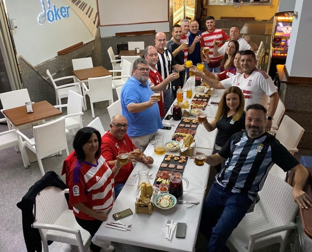 Miembros de las federaciones de peñas de Granada y Cartagena, juntos en las horas previas al partido (G19)