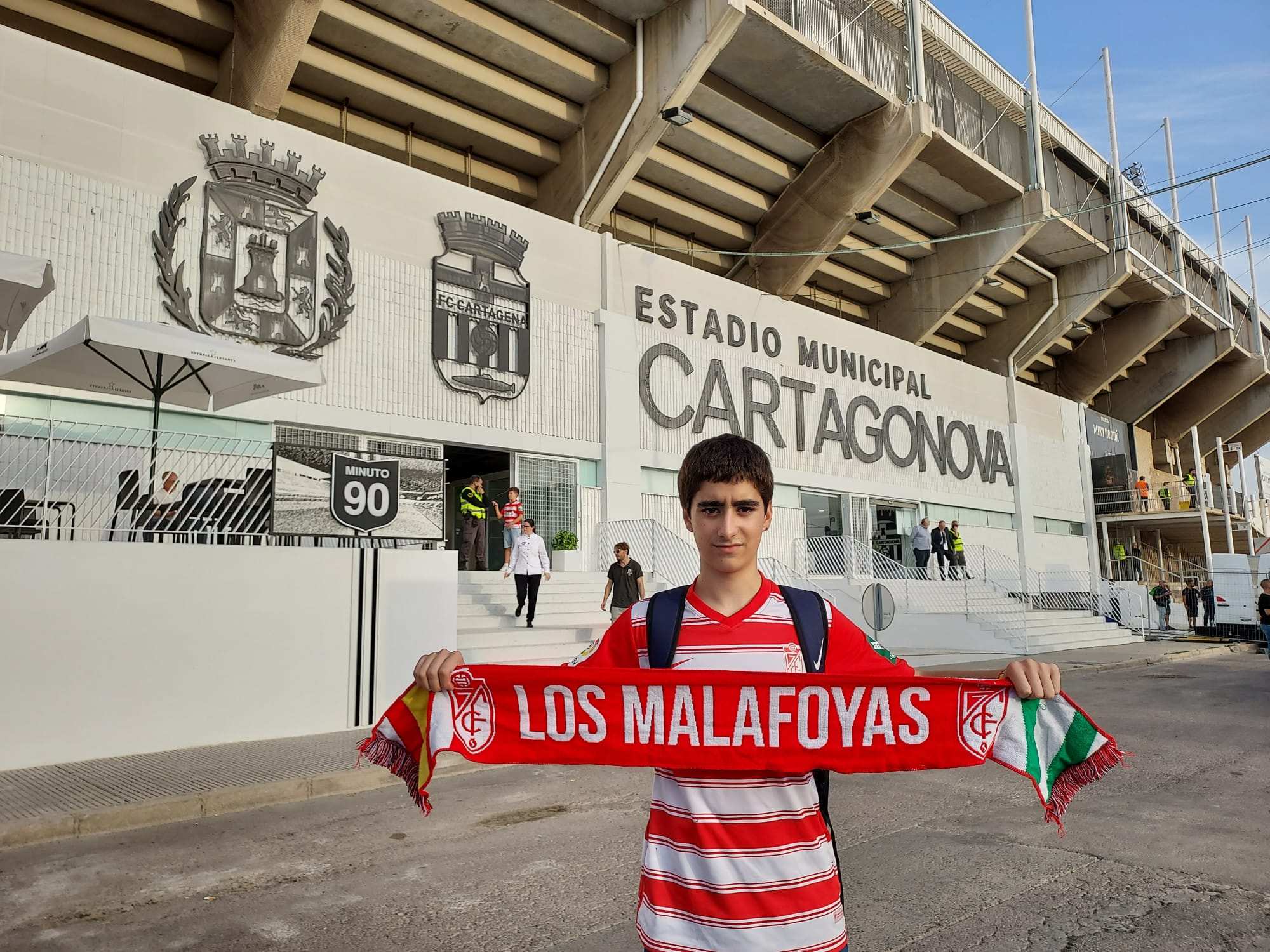 David Roca posa delante del Estadio de Cartagonova con la camiseta y la bufanda del Granada (FRAN CALVO) David Roca posa delante del Estadio de Cartagonova con la camiseta y la bufanda del Granada (FRAN CALVO)