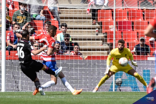 Soldado, ante Domingos Duarte y Luís Maximiano durante el Granada - Levante de la temporada pasada (JOSÉ M. BALDOMERO)