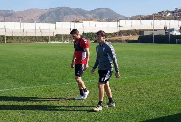 Quini, a su salida al césped de la Ciudad Deportiva junto a uno de los readaptadores (FRAN CALVO)