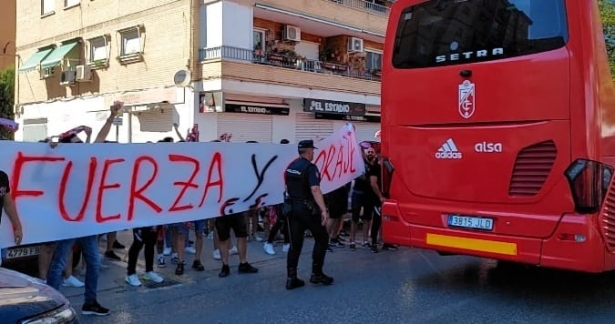 Pancarta desplegada por `Fondo Sur` en uno de los últimos recibimientos al equipo