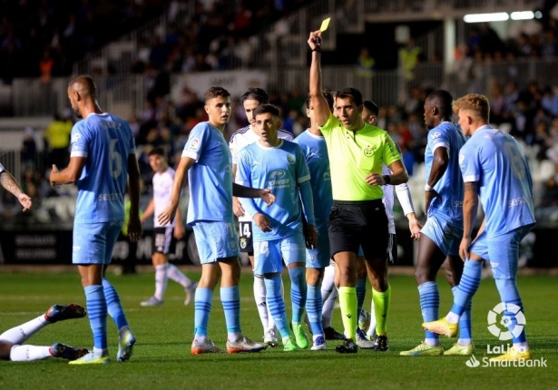 Caparrós Hernández arbitrará el Oviedo - Granada (LALIGA)