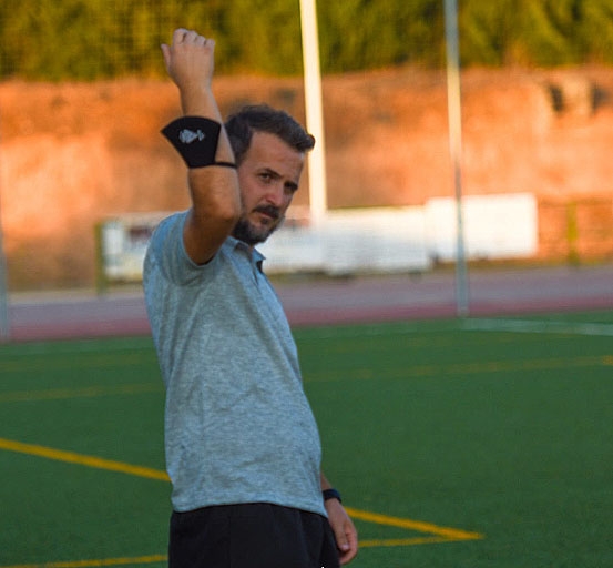 Carmelo Jáimez, entrenador del Salar CF, durante un encuentro (M. PÉREZ)