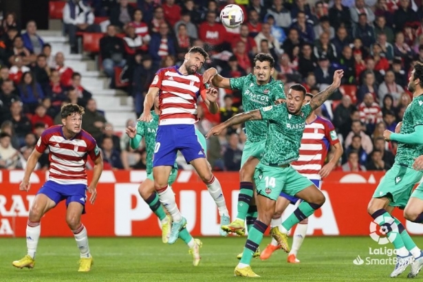 Lance del partido entre el Granada y el Levante en `Los Cármenes` (LALIGA)