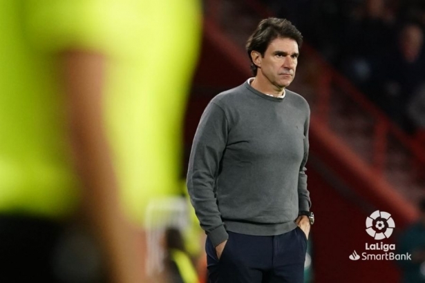 Karanka, pensativo durante el duelo contra el Levante (LALIGA)