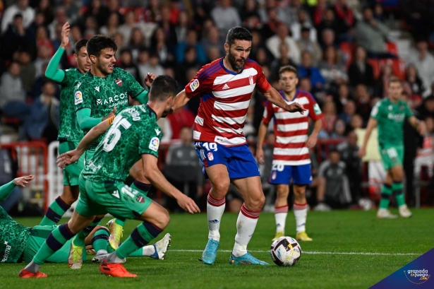 Jorge Molina jugó ante el Levante su partido cien con el Granada (JOSÉ M. BALDOMERO)