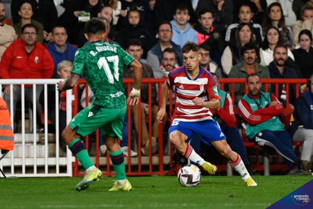 Bryan Zaragoza, en una acción contra el Levante (JOSÉ M. BALDOMERO)