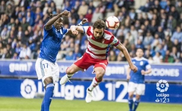 Germán Sánchez pugna un balón en el último Oviedo - Granada de 2019 (LALIGA)