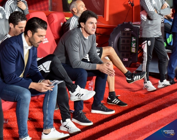 Aitor Karanka, en el banquillo de `Los Cármenes` en los momentos previos al último partido contra el Levante (JOSÉ M. BALDOMERO)