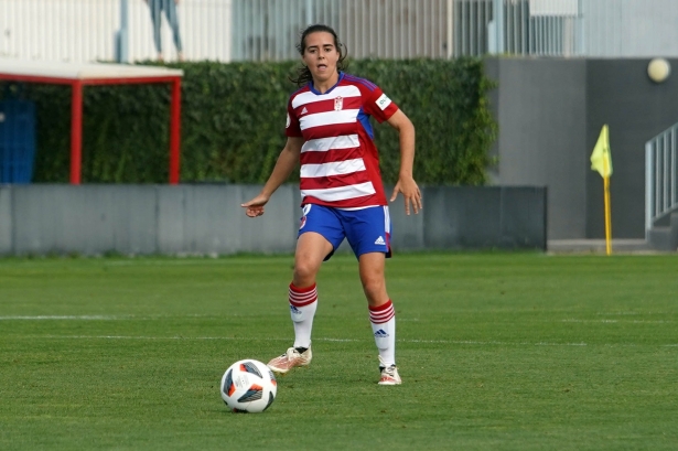 Alicia Redondo, durante un partido del Granada Femenino en la Ciudad Deportiva (JOSÉ VELASCO / GRJ)