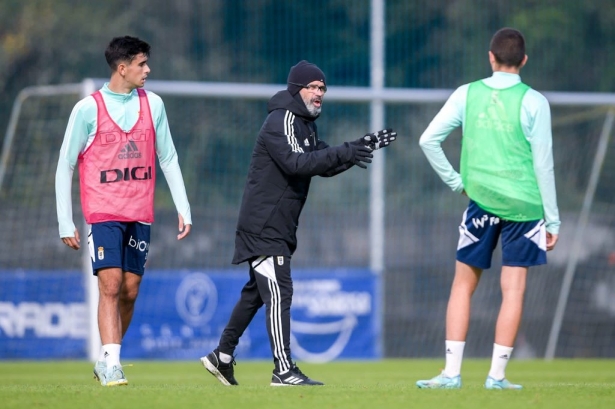 Álvaro Cervera da instrucciones durante un entrenamiento con el Oviedo (REAL OVIEDO)