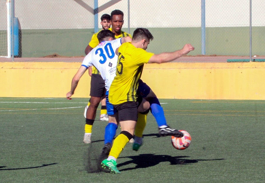 Una acción del partido jugado por el FC Cubillas ante el CD Vilches (ENCARNI QUESADA)