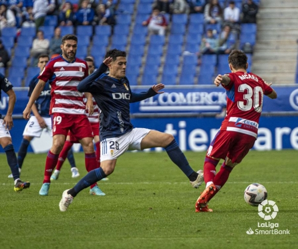 Ricard Sánchez trata de marcharse de un jugador del Oviedo ante la mirada de Jorge Molina (LALIGA)