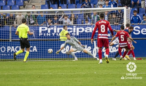 Momento en el que Sergi Enrich logró batir de espuela a Raúl Fernández (LALIGA)