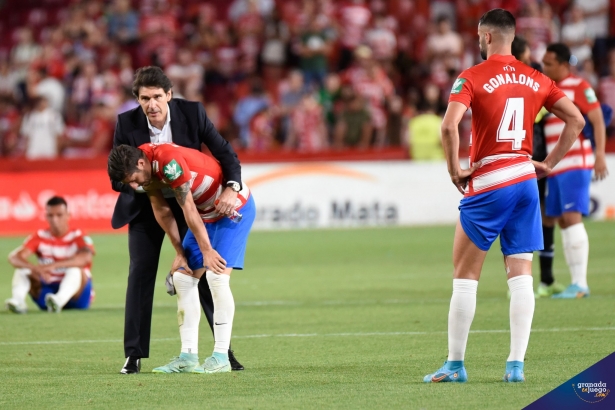 Karanka consuela a sus jugadores el día del descenso ante el Espanyol (JOSÉ M. BALDOMERO)