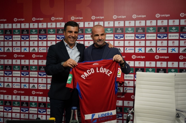Nico Rodríguez, junto a Paco López en la sala de prensa del `Nuevo Los Cármenes` (JOSÉ VELASCO / GRJ)