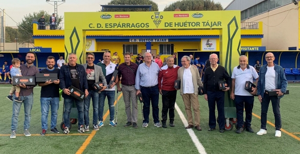 Entrenadores del Huétor Tájar, sobre el césped del `Miguel Moranto` en un homenaje realizado recientemente (CD HUÉTOR TÁJAR)