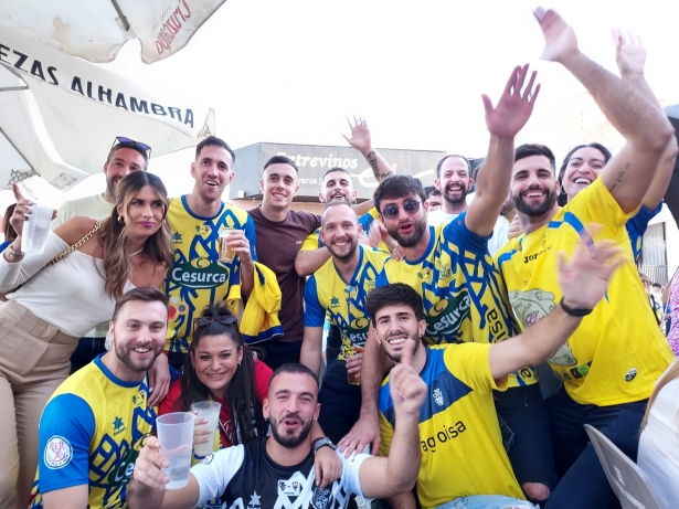 Aficionados del Huétor Tájar, ilusionados en la previa del encuentro (FRAN CALVO)