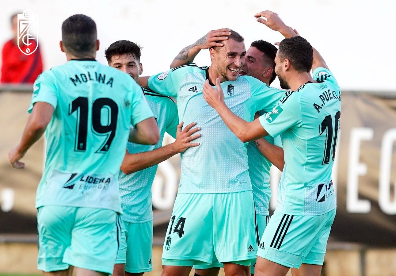 Los jugadores del Granada celebran el primer tanto en Yecla de Ignasi Miquel (PEPE VILLOSLADA / GCF) Los jugadores del Granada celebran el primer tanto en Yecla de Ignasi Miquel (PEPE VILLOSLADA / GCF)