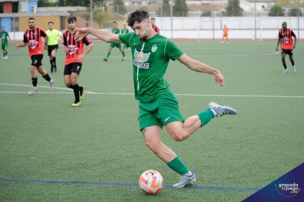 El Atarfe Industrial empató ante el CD Mijas (JOSÉ M. BALDOMERO /ARCHIVO)