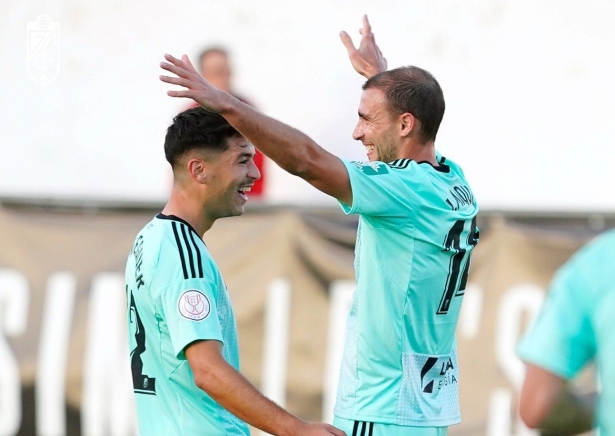 Ignasi MIquel celebra junto a Meseguer su gol en Yecla (PEPE VILLOSLADA / GCF)