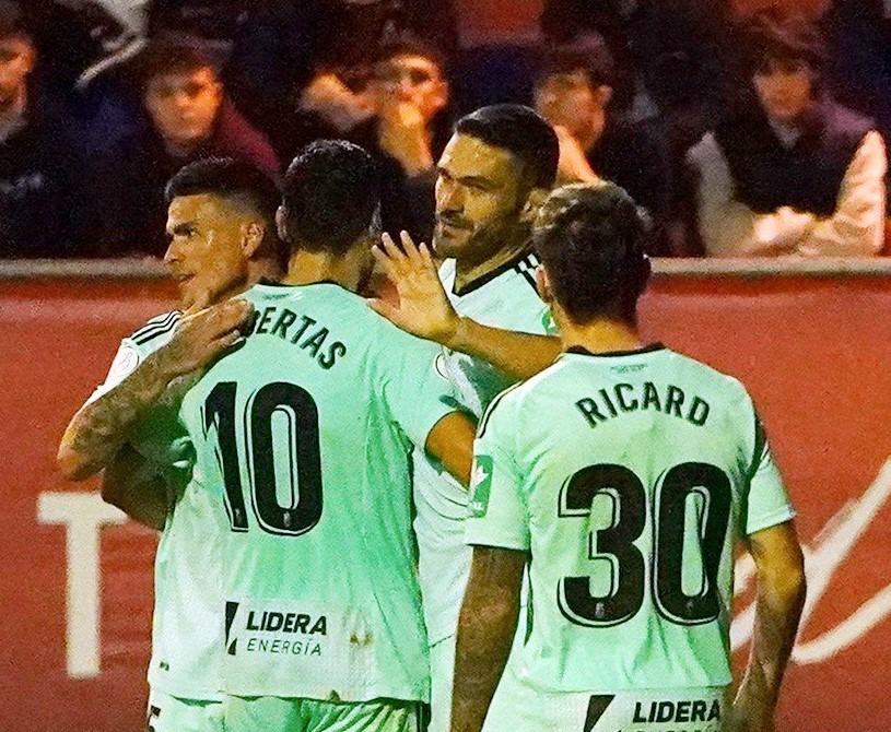Jorge Molina es felicitado por sus compañeros tras el gol conseguido en Yecla (PEPE VILLOSLADA / GRANADA) Jorge Molina es felicitado por sus compañeros tras el gol conseguido en Yecla (PEPE VILLOSLADA / GRANADA)
