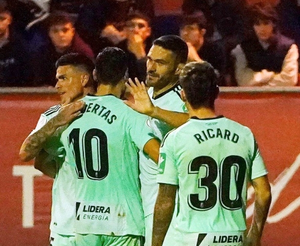 Jorge Molina es felicitado por sus compañeros tras el gol conseguido en Yecla (PEPE VILLOSLADA / GRANADA)