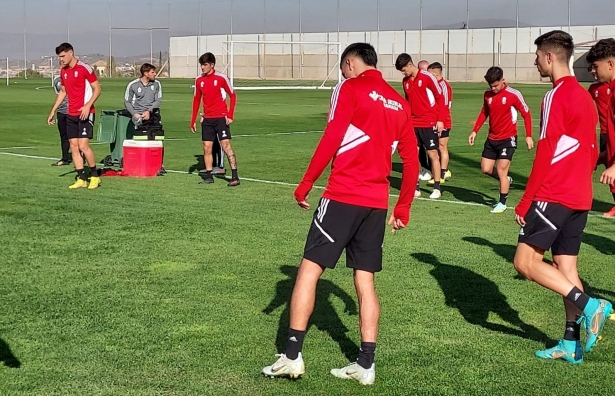 Imagen del entrenamiento de este lunes, en la que se puede ver a Miguel Rubio y Melendo entre el grupo (FRAN CALVO)