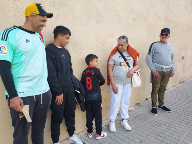 Los familiares de Arezo, en los exteriores del Campo de `La Constitución` (FRAN CALVO)