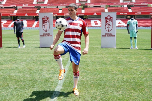 Sergio Ruiz, en su presentación con el Granada (JOSÉ VELASCO / GRJ)