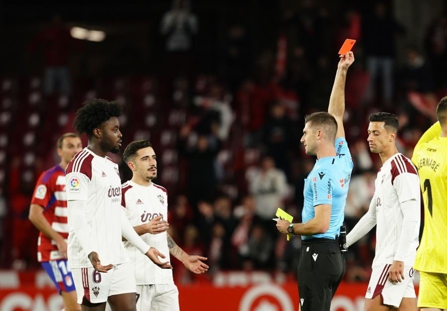 Moreno Aragón muestra la cartulina roja a Boyomo, primer expulsado del Albacete en el `Nuevo Los Cármenes` (LALIGA) Moreno Aragón muestra la cartulina roja a Boyomo, primer expulsado del Albacete en el `Nuevo Los Cármenes` (LALIGA)