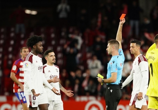 Moreno Aragón muestra la cartulina roja a Boyomo, primer expulsado del Albacete en el `Nuevo Los Cármenes` (LALIGA)