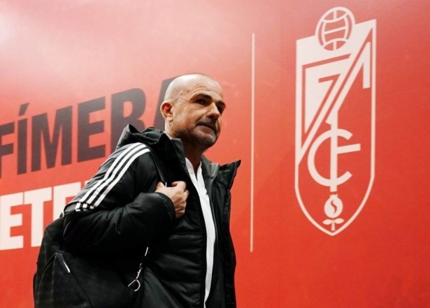 Paco López, a su llegada al `Nuevo Los Cármenes` en las horas previas al duelo frente al Albacete (LALIGA)