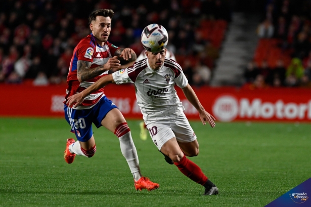 Ricard Sánchez pugna por un balón ante un jugador del Albacete (JOSÉ M. BALDOMERO)