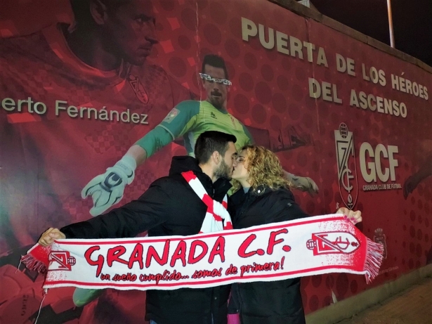 Sergio y Rocío muestran su amor a las puertas de `Los Cármenes` (FRAN CALVO)