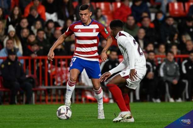 Uzuni, en una acción del último partido del Granada ante el Albacete (JOSÉ M. BALDOMERO)