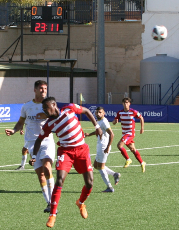 Kader pelea por el balón con un jugador del Vélez (JESÚS HURTADO)