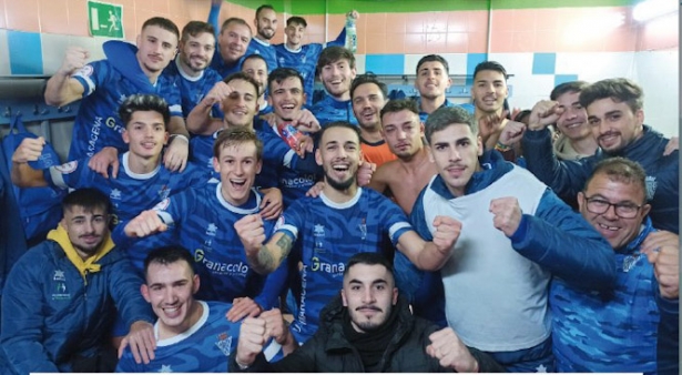 La UD Maracena celebra el triunfo (UD MARACENA) 