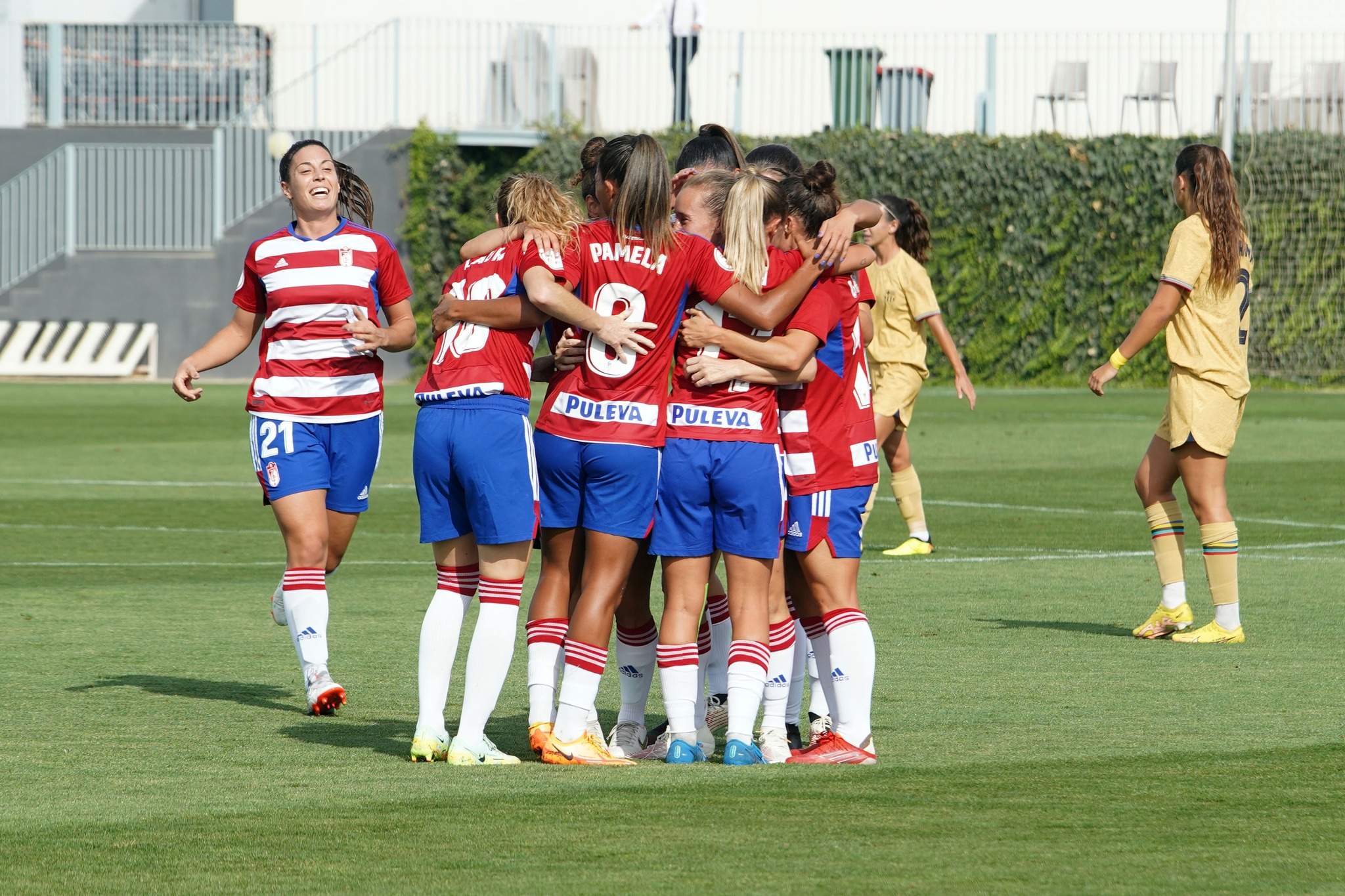 Las futbolistas del Granada celebran un gol en la Ciudad Deportiva durante esta temporada (JOSÉ VELASCO / GRJ) Las futbolistas del Granada celebran un gol en la Ciudad Deportiva durante esta temporada (JOSÉ VELASCO / GRJ)