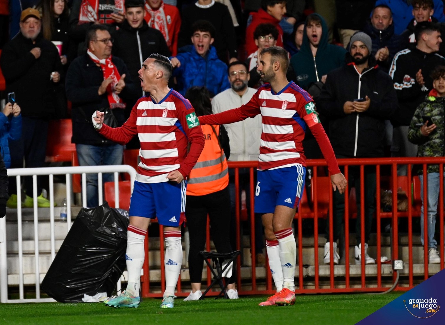 Callejón y Víctor Díaz celebran el primer gol del Granada ante el Albacete el pasado viernes (JOSÉ M. BALDOMERO) Callejón y Víctor Díaz celebran el primer gol del Granada ante el Albacete el pasado viernes (JOSÉ M. BALDOMERO)