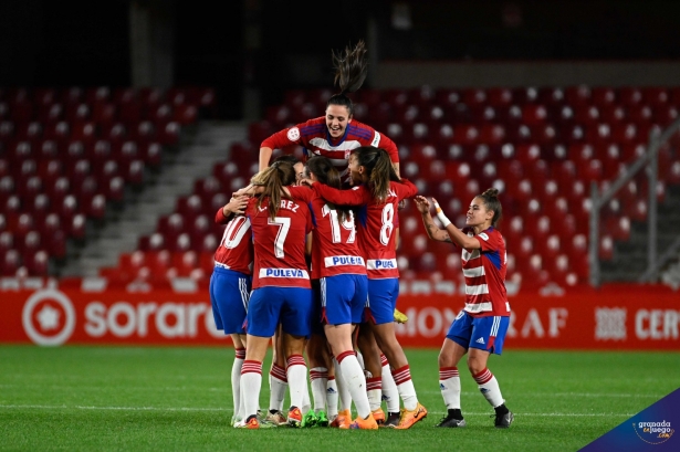 Las jugadoras del Granada celebran el primer gol ante el Betis en `Los Cármenes` (JOSÉ M. BALDOMERO)