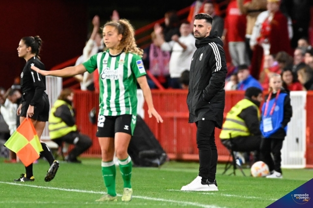 Roger Lamesa observa desde el banquillo el partido ante el Betis (JOSÉ M. BALDOMERO)