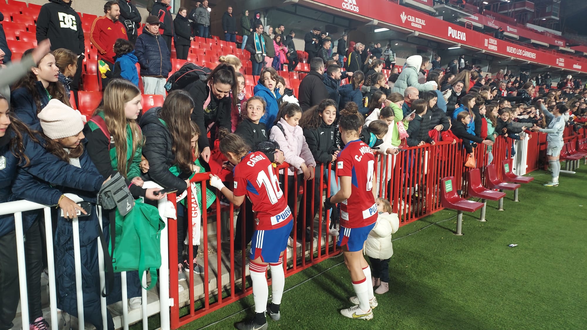 Carol y More firman autógrafos a varias jóvenes al término del partido en `Los Cármenes` (FRAN CALVO) Carol y More firman autógrafos a varias jóvenes al término del partido en `Los Cármenes` (FRAN CALVO)